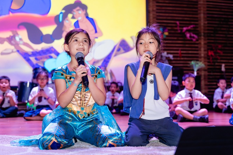 "A Whole New World" – tập thể học sinh Năm 3. Qua giọng hát dễ thương, các em học sinh đã dẫn dắt khán giả đến những vùng đất mới trên chiếc thảm nhiệm màu của Aladdin.