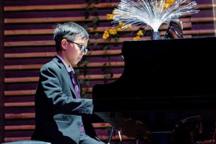 Don from Year 7B, the youngest piano soloist in the Senior concert, performed one of Mozart’s masterpieces – “Allegro Sonata in F K.332”.