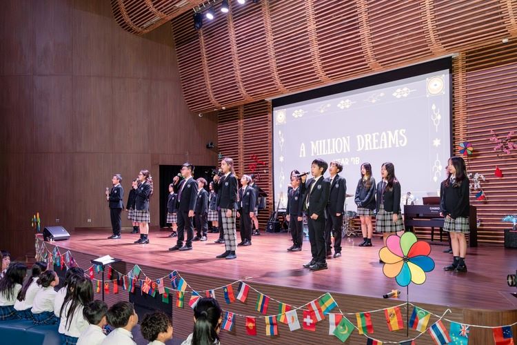 Màn biểu diễn mở đầu đẩy cảm xúc của các bạn học sinh Năm 7C, “A Million Dreams” đã khiến không ít khán giả rơi lệ.