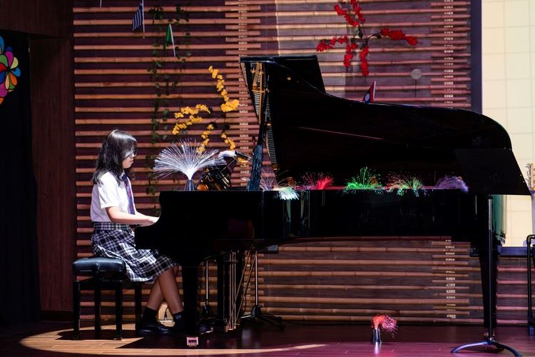 Bài độc tấu piano của Bảo Khánh (Năm 10B) với bản nhạc kinh điển “Beautiful in White” mang lại cảm giác hoài niệm cho khán giả.
