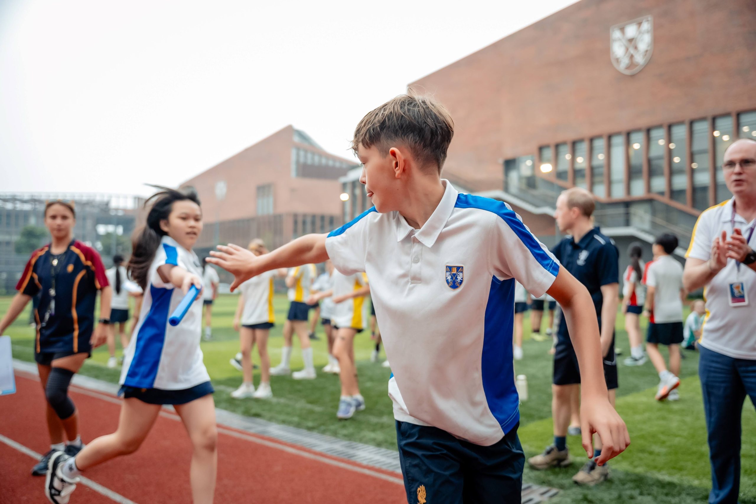 Trong phần thi chạy tiếp sức, các học sinh đã phối hợp nhịp nhàng với đồng đội để cùng nhau về đích 