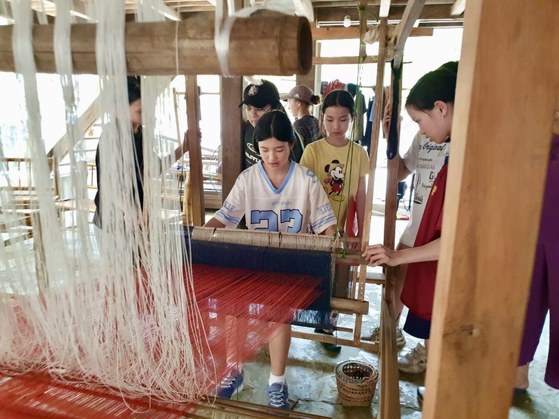 Học sinh tìm hiểu về nghệ thuật dệt vải trên khung dệt truyền thống, gắn kết với di sản văn hoá của đồng bào dân tộc thiểu số tại Mai Châu