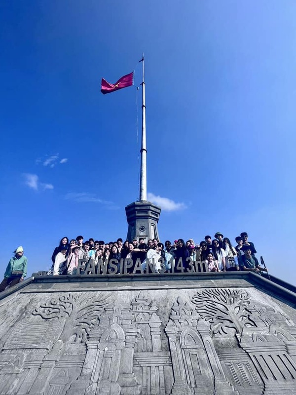 Year 9 and Year 10 pupils were ecstatic upon reaching the summit of Fansipan.
