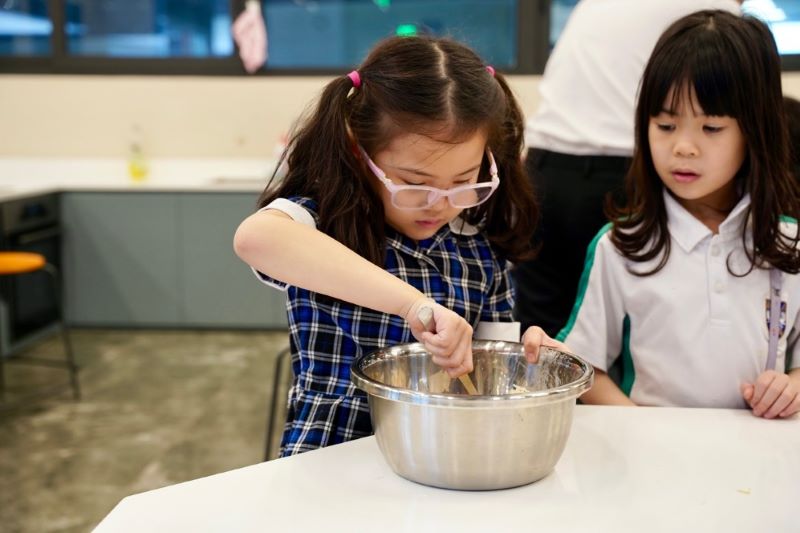 Những học sinh nhỏ tuổi của chúng ta đang hào hứng nấu những món ăn ngon trong chương trình ngoại khóa 