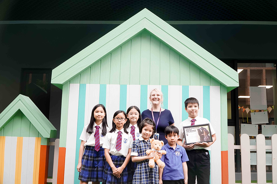 Determined to help bears, Prep School Pupils showcase the certificate recognising their fundraising for Animals Asia’s conservation work. 